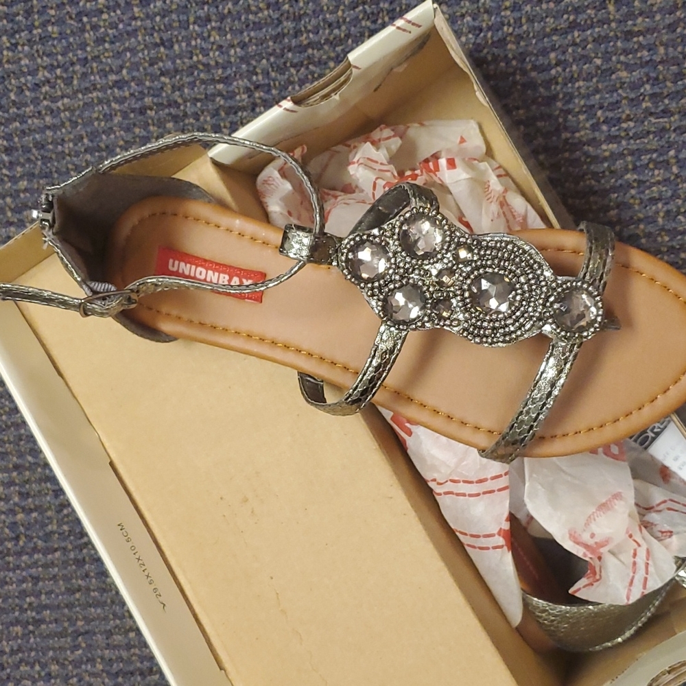 New Unionbay sandals size 8